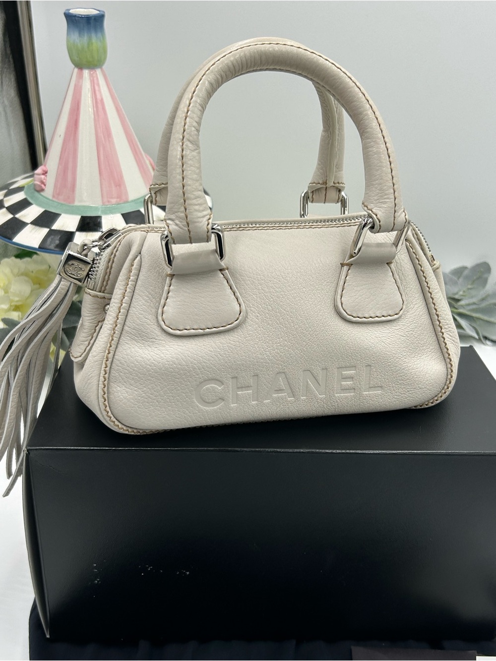 Women Chanel, LAX Cream pebbled grain leather bowler bag series 8 made in Italy